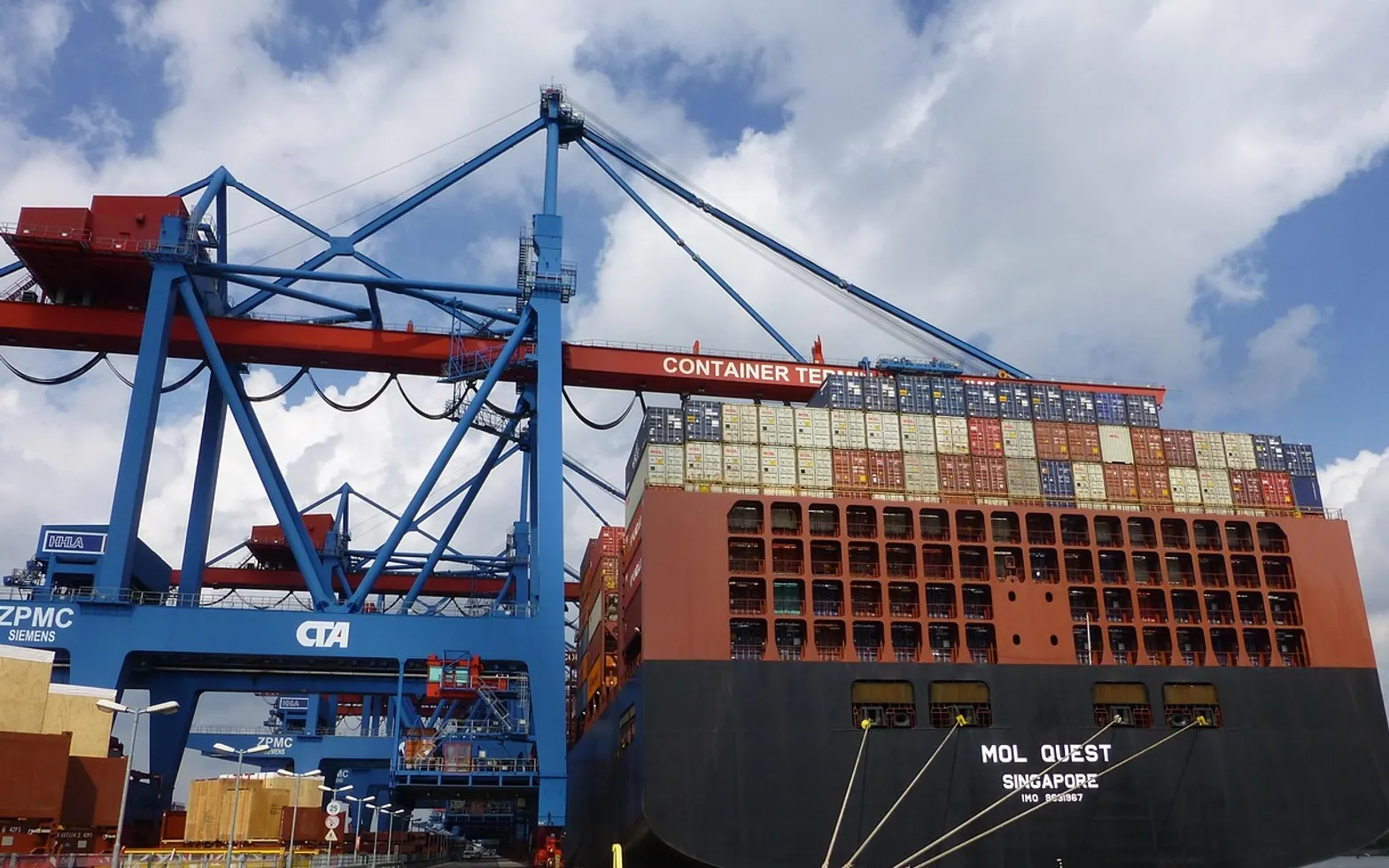 Container, container terminal and container ship